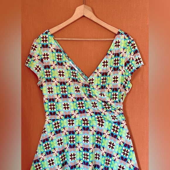 Dressbarn Green and White Sleeveless V-Neck Sundress - Picture 3 of 13